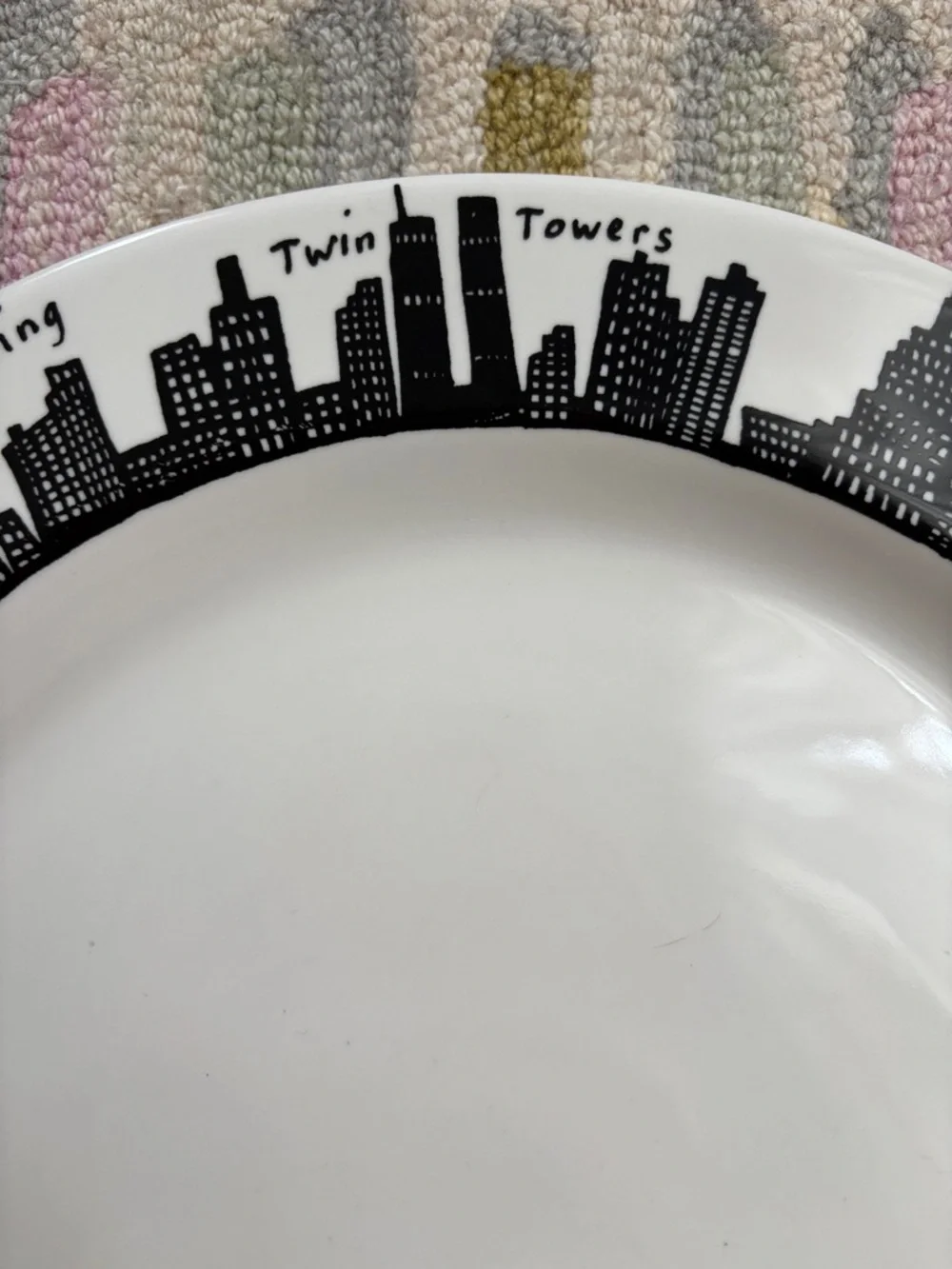 FISHS EDDY 212 Skyline Plate New York Skyline NYC icons (includes Twin Towers)